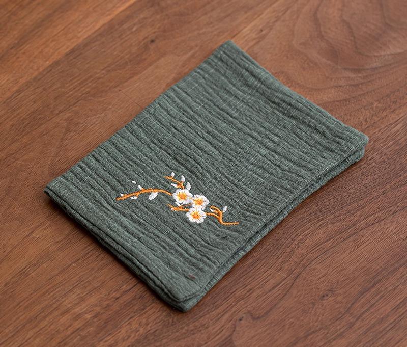 Plum blossom embroidered tea towel, water-absorbing thickened pot towel, cotton and linen retro Kung Fu tea cloth pad