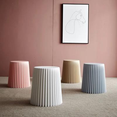 Kreativer Nordischer Plastikhocker Verdickte Runde Hocker für Wohnzimmer Modischer Schöner Wellblech Eimer Schnittfläche Hocker