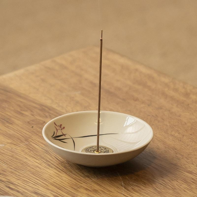 

Compact Ceramic Incense Holder for Grass and Wood Incense, Creative Home Office Decor, Ideal for Tea Rooms