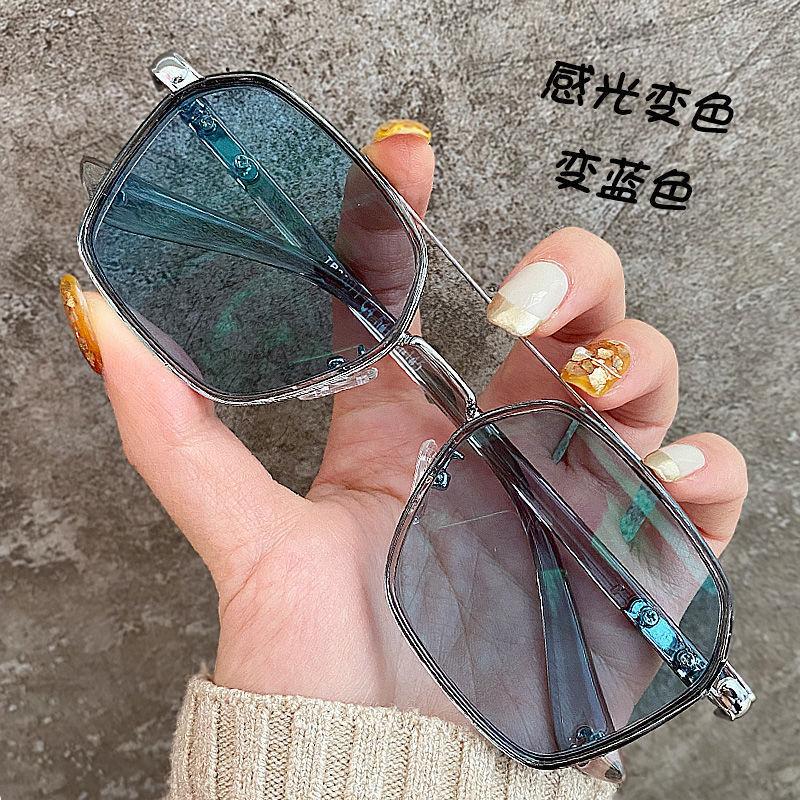 Retro Double-Beam Color-Changing Sunglasses With Blue-Changing Myopia Sunglasses. The Same Style Has Degree Glasses Frames Without Background Color.
