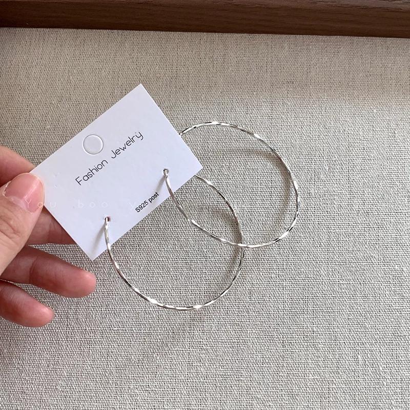 

2026 European and American Style Plain Hoop Earrings for Women, Bold and Stylish, Make the Face Look Smaller, Unique, Light Luxury, High-End Earrings серебряный