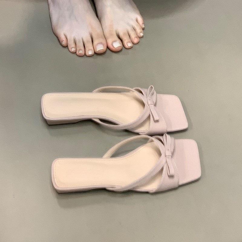 Mode Ein-Wort-Schlepp 2025 neuer Sommer Oberbekleidung Schleife Pendler kleine coole Hausschuhe Damen Komfort