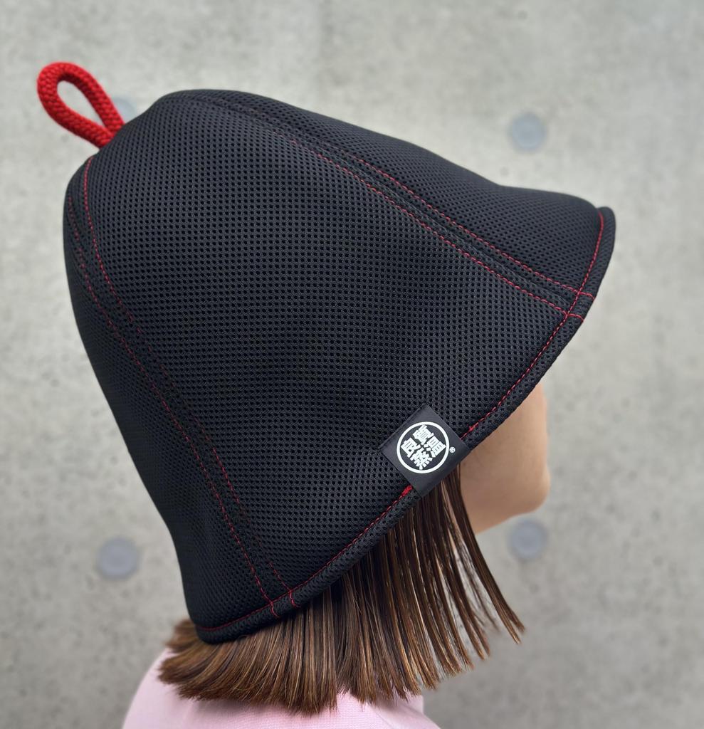 The black tag will be replaced with a new version in due course. Hard Black Red stitching Double Next generation 3-layer polyester mesh material
