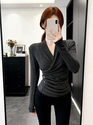 French Chic V-neck Slimming Long-Sleeve T-shirt with Pleated Waist for Autumn/Winter
