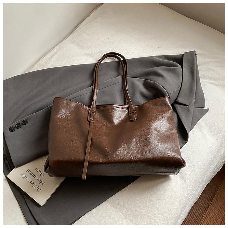 Large-capacity commuter tote bag 2025 summer new fashion trendy temperament shoulder bag high value armpit bag