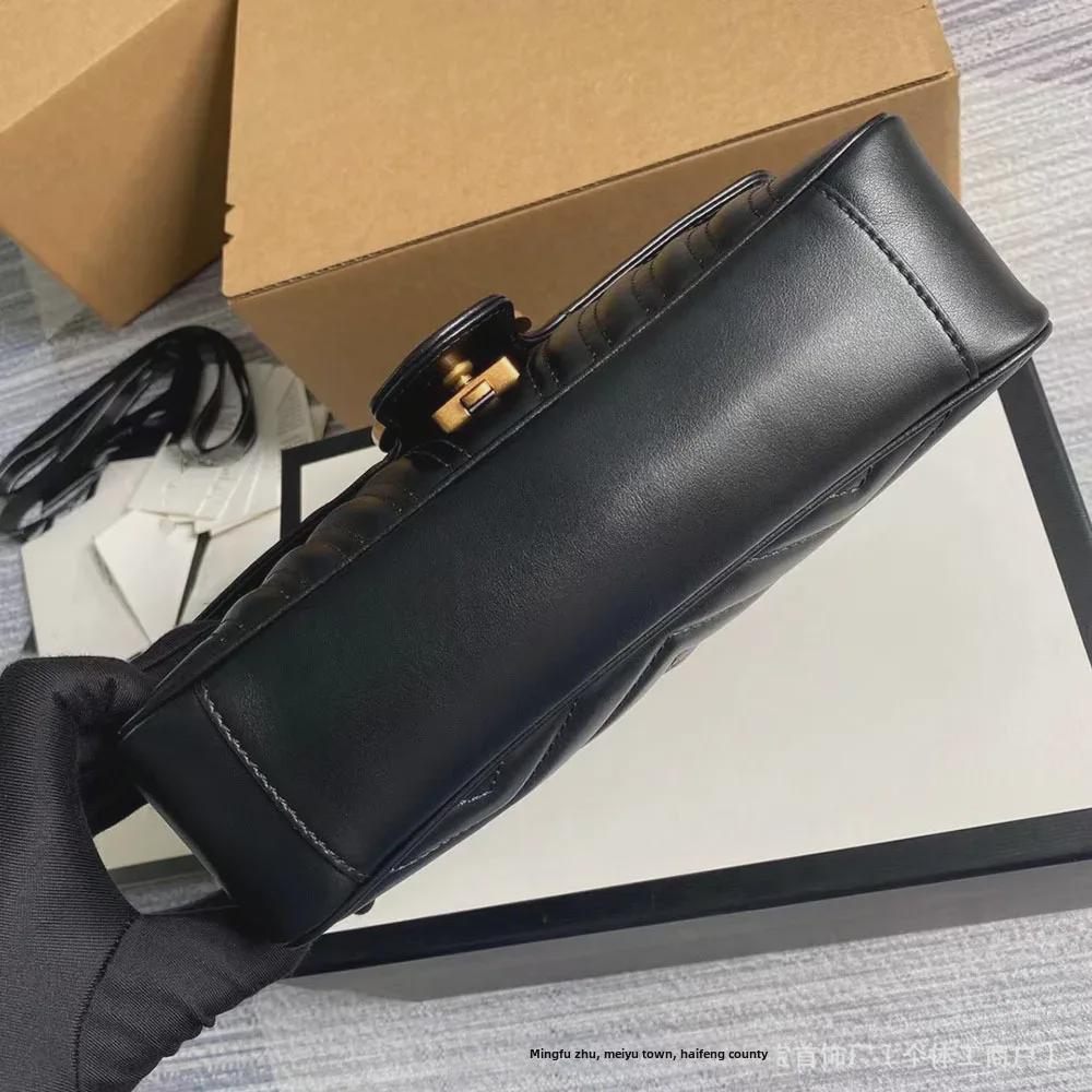 

Женская сумка Love Bag из натуральной кожи - классическая сумка-мессенджер с цепочкой и перекидным ремешком 26x15x7 cm