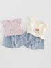 2026 Sommer Baby & Kleinkind Koreanischer Stil Bekleidungsset: Baby-Mädchen-Weste & Jeans-Shorts