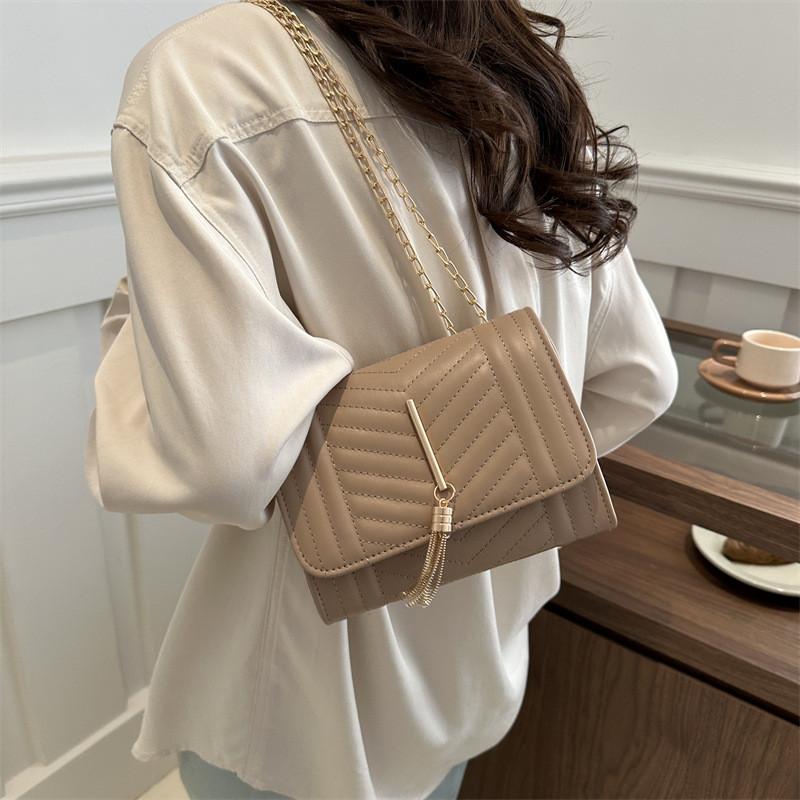 Stylish And Minimalist Women's Crossbody Bag With Trendy Chain Detail For Casual Use