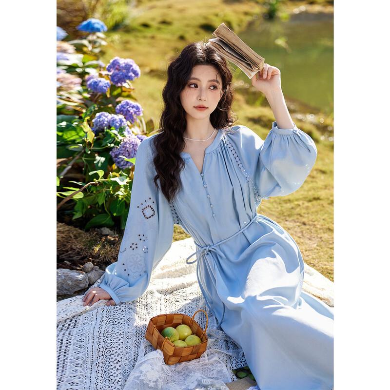 Французское ретро-платье с V-образным вырезом и вышивкой M