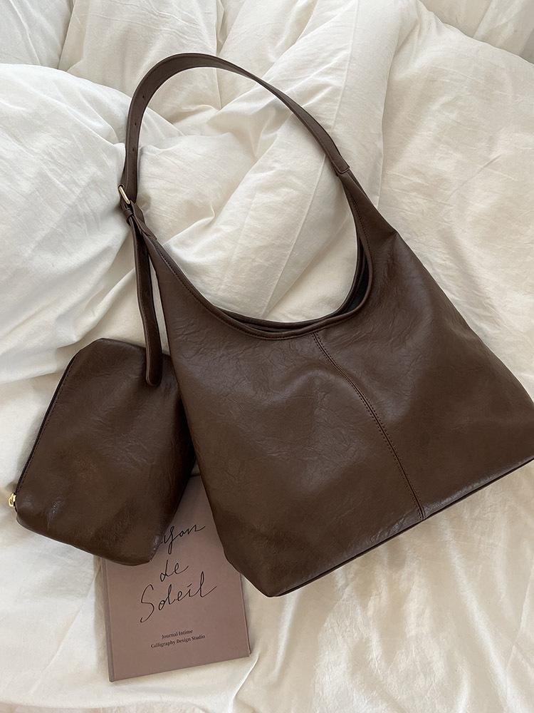 2025 Women's Large Capacity Korean Style Soft Leather Shoulder Bag - Retro, Simple, Crossbody, Underarm Mother-Child Bag.