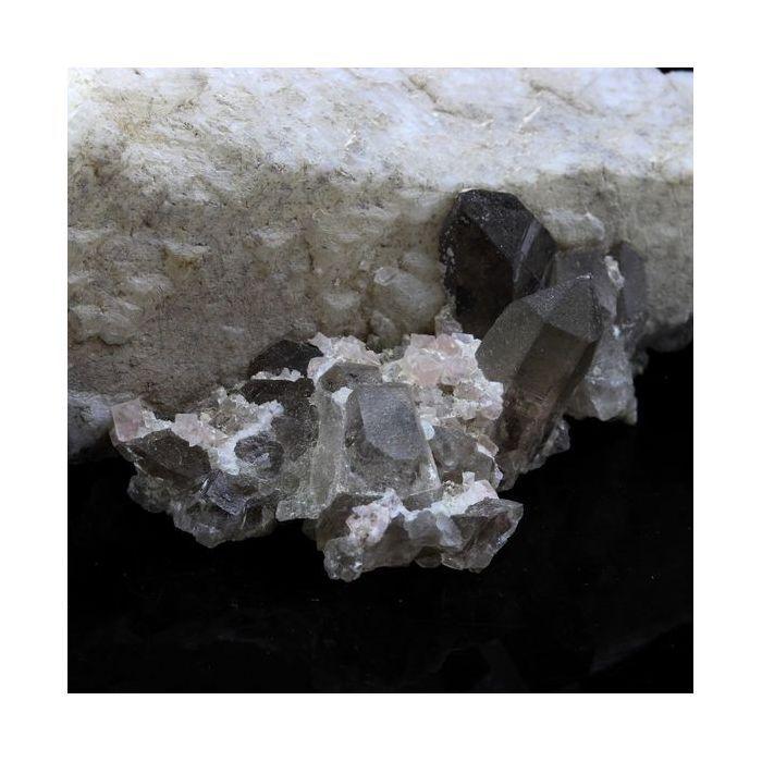 Pierres et Minéraux. Fluorite rose, Calcite, Quartz. 296.7 ct. Massif du Mont-Blanc, France..