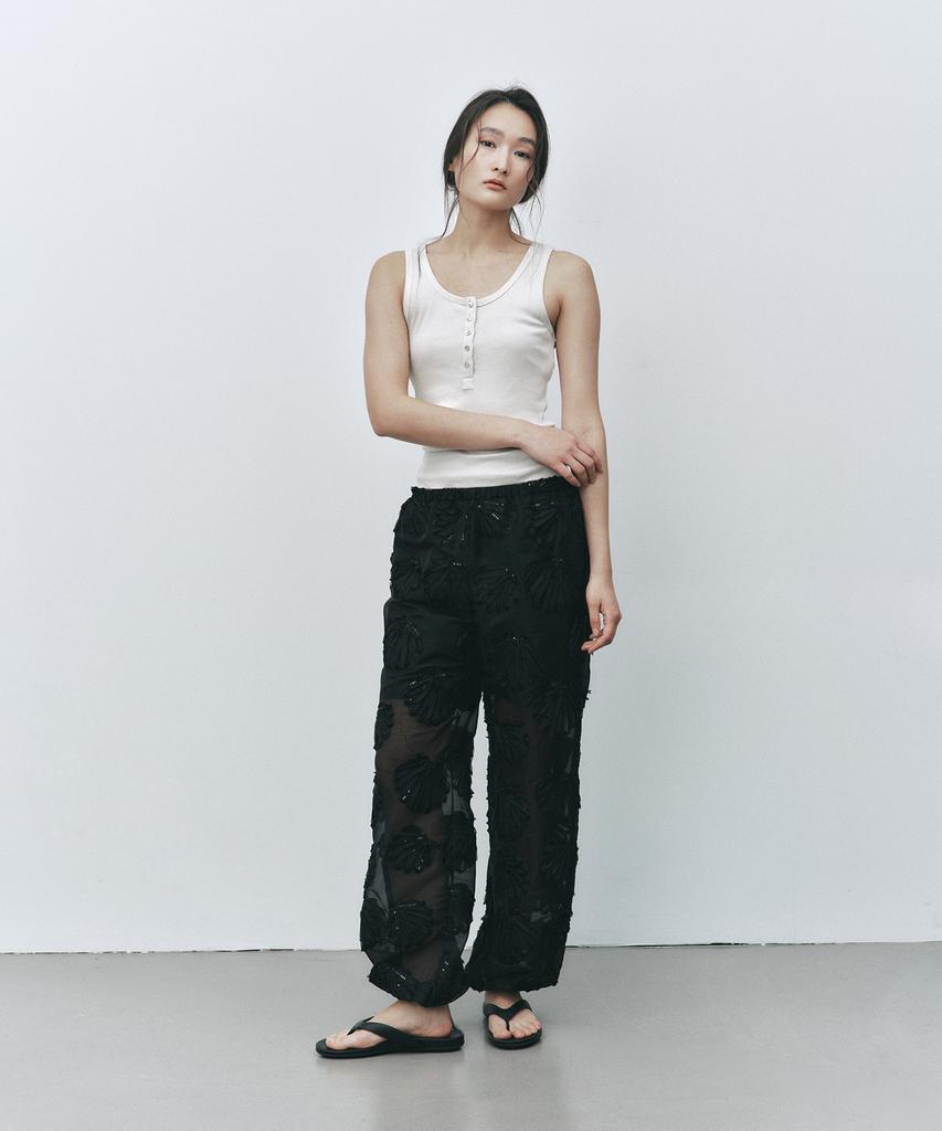 Haipeogeullipeu Scallop Pants Black