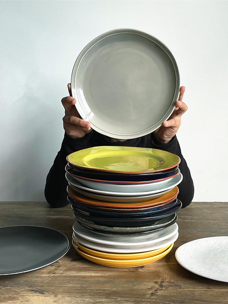 Piatti in Ceramica Raffinatamente Lavorati: Design Decorativi, Bassi, Profondi e da Insalata con Piccoli Difetti
