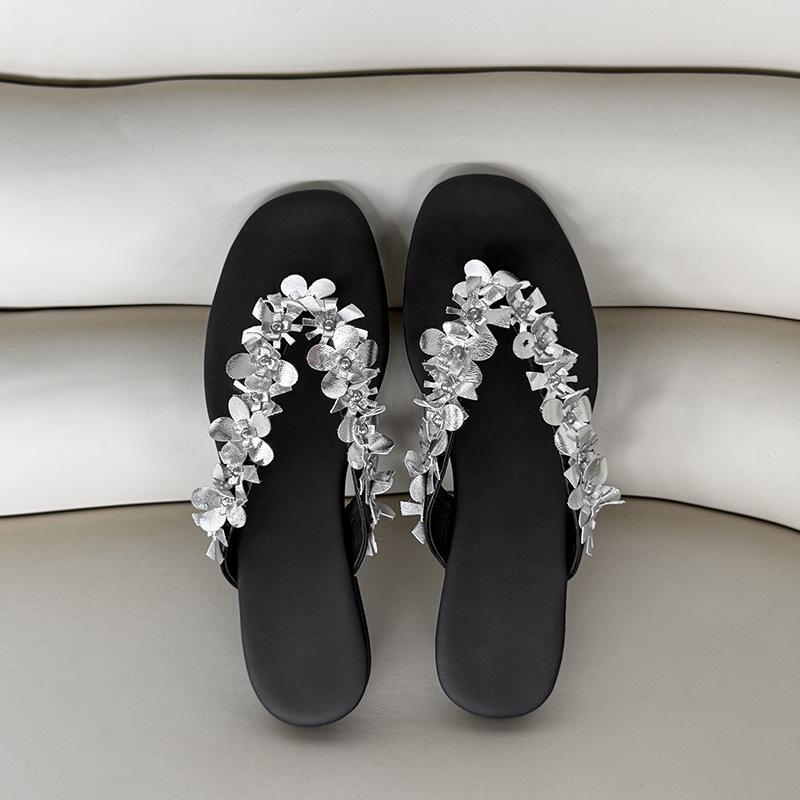 

Flip-flops women s outer wear 2025 summer fashion bright leather flowers non-slip flat bottom beach vacation pinch foot cool slippers 39 серебряный