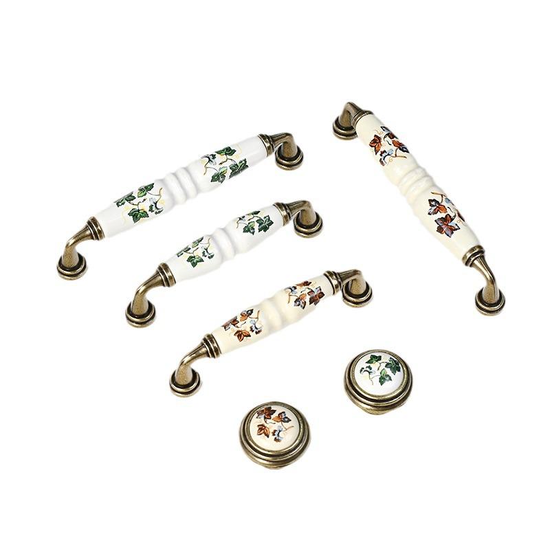 Starožitná hnědá červená a zelená listová keramická venkovská úchytka zásuvky skříňky