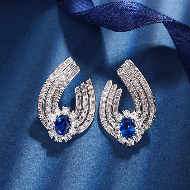 

Ювелирные изделия Медное основание Позолоченные Ретро Имитация Красный корунд Синяя шпинель Персонализированные серьги-пусеты Главный камень 6 * 8