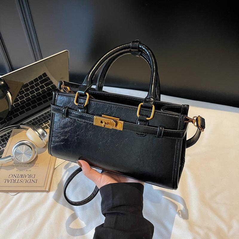 Korean version of simple and versatile niche portable commuter bag women's 2025 autumn and winter new high-end textured messenger tote bag