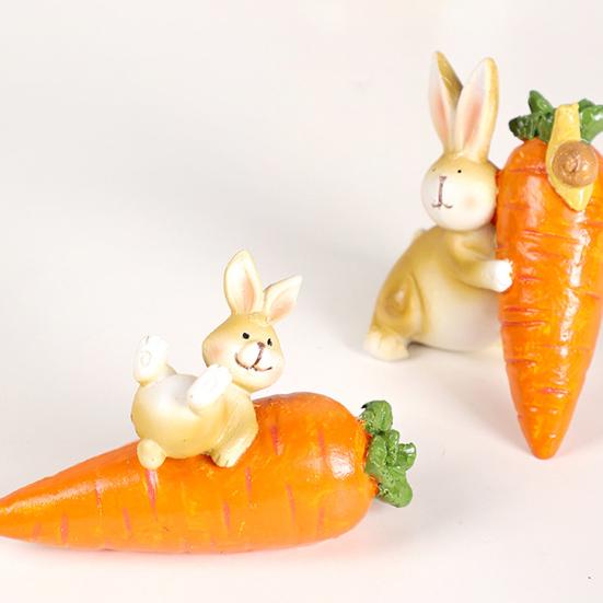 Osterhasenfigur Niedlicher Hase mit Karotte Skulptur Handgefertigte Harz Tierstatue für Innen Außen Garten Rasen Hof Balkon Heim Tischdeko