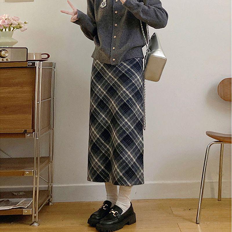 Women's Retro Wool Plaid Midi Skirt: Elastic High-Waist, Slimming A-Line with Slit, Ideal for Autumn/Winter.