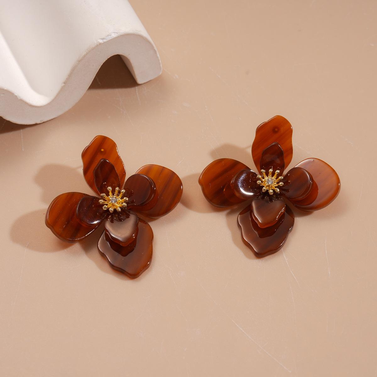

DIGADAGU Metal Acrylic Flower Stud Earrings New Women s Elegant Charming Earrings Everyday Zircon Accessories коричневый