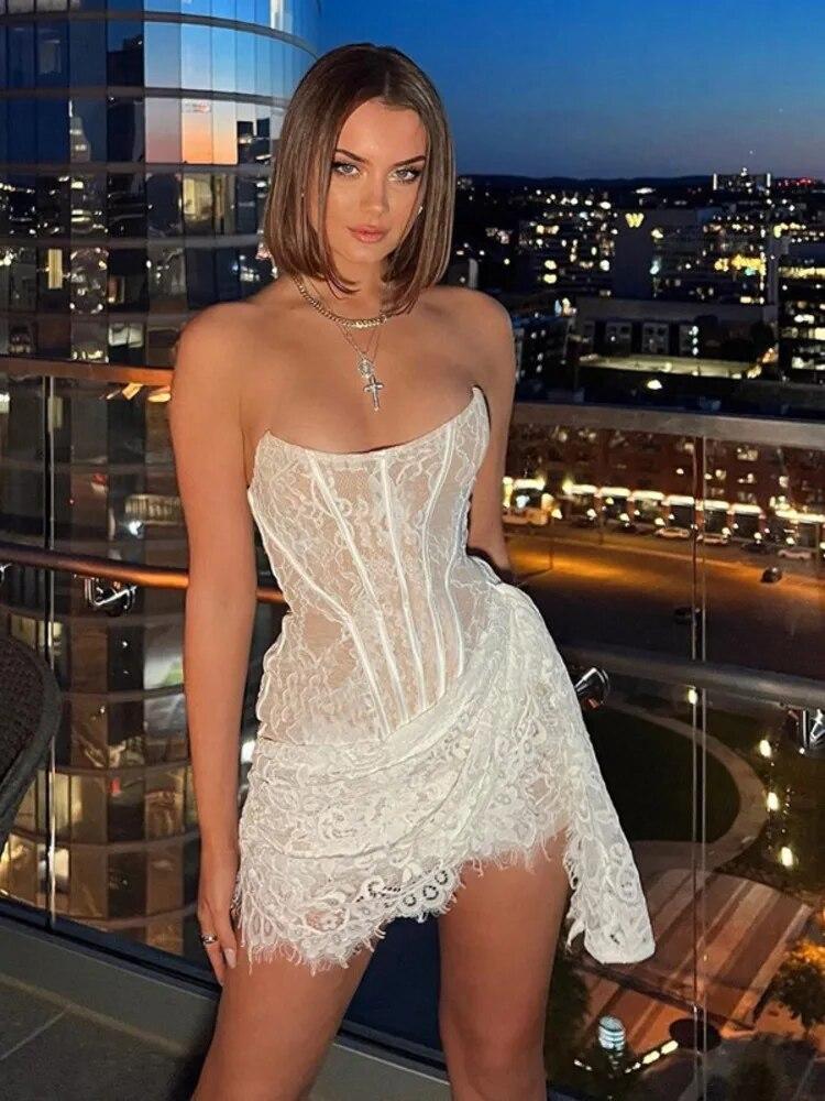 Mini abito sexy increspato senza spalline in pizzo da donna con spalle scoperte elegante abito da festa da club senza schienale Lady Fashion abbigliamento senza maniche a spina di pesce