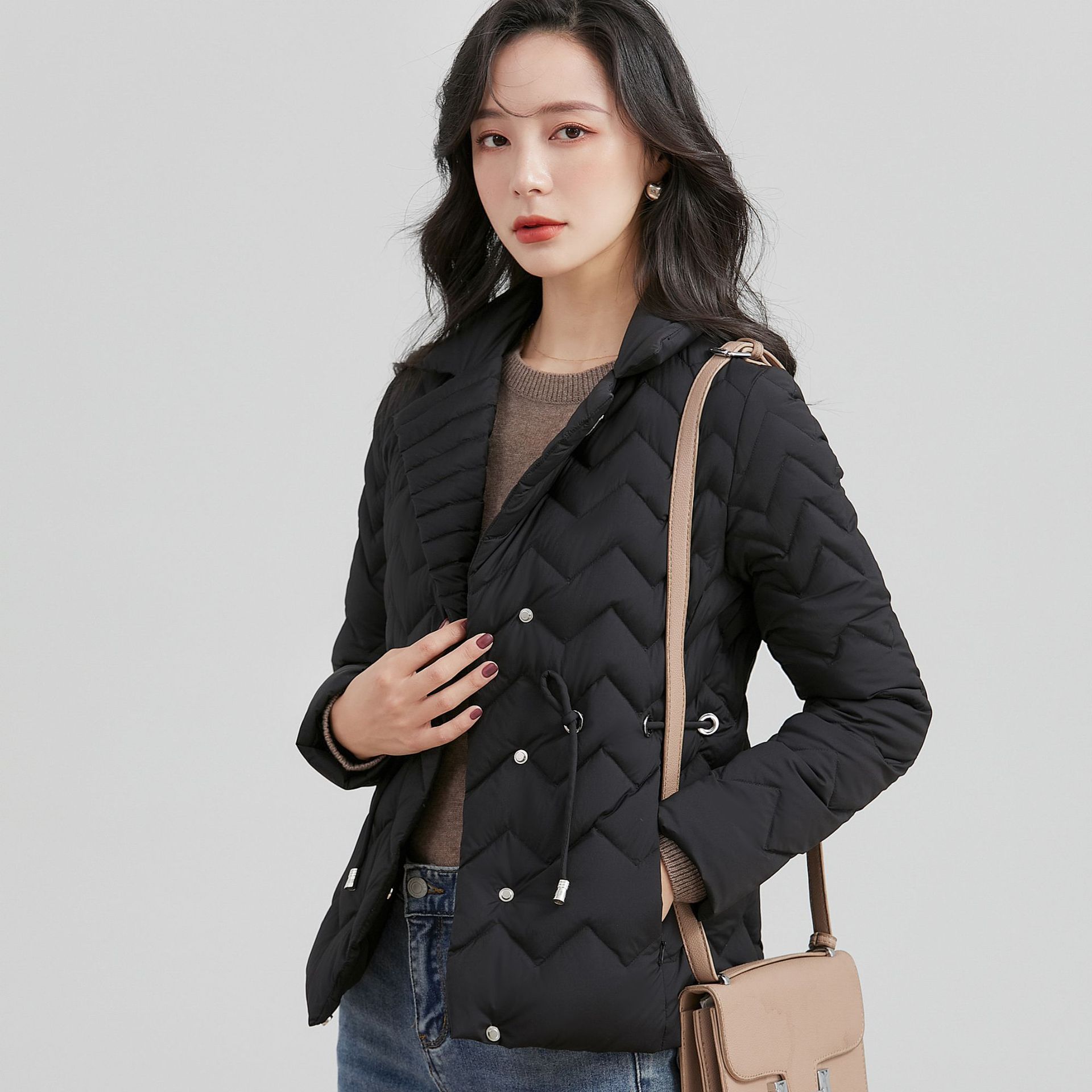 

Высокое качество 2025 Новая женская куртка 90% белого утиного пуха с коротким волнистым узором, однотонная, с высокой талией, женская куртка Tide S чёрный