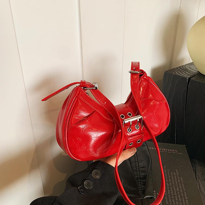 

Niche retro red pleated bag women s 2025 new locomotive Spice Girl wind belt buckle shoulder underarm bag messenger bag красный