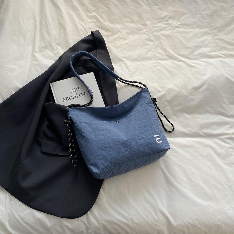 

2025 весна и лето новый модный тренд, простая индивидуальность, классическая универсальная сумка через плечо под мышкой маленькая квадратная женская сумка