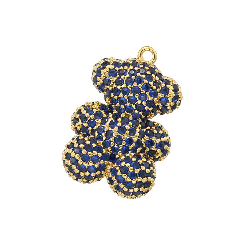 Leichter Luxus Kupfer Eingelegt Mit Farbigen Diamanten Bärenanhänger Niedlicher Cartoon Dreidimensional Stehend Erdbeerbär Schmuckanhänger Vd1652