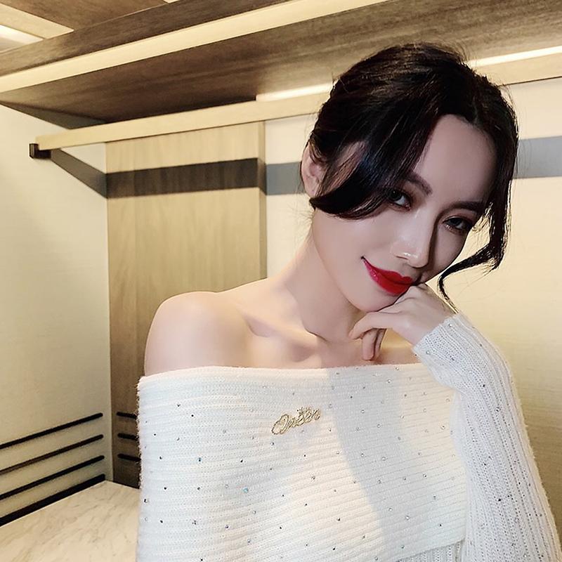 Letter Brooch Queen Temperament Suit Brooch  Gem Versatile Cardigan Pin