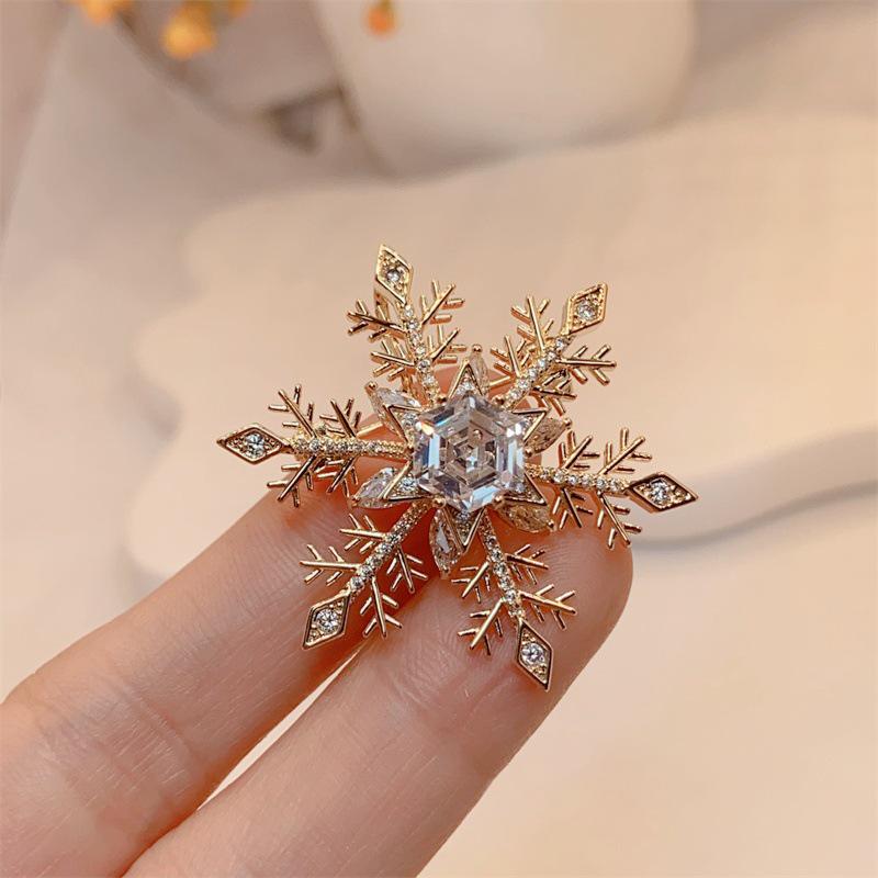 Elegant Rotating Snowflake Brooch: High-End Unisex Pin for Fashionable Sweater Decoration