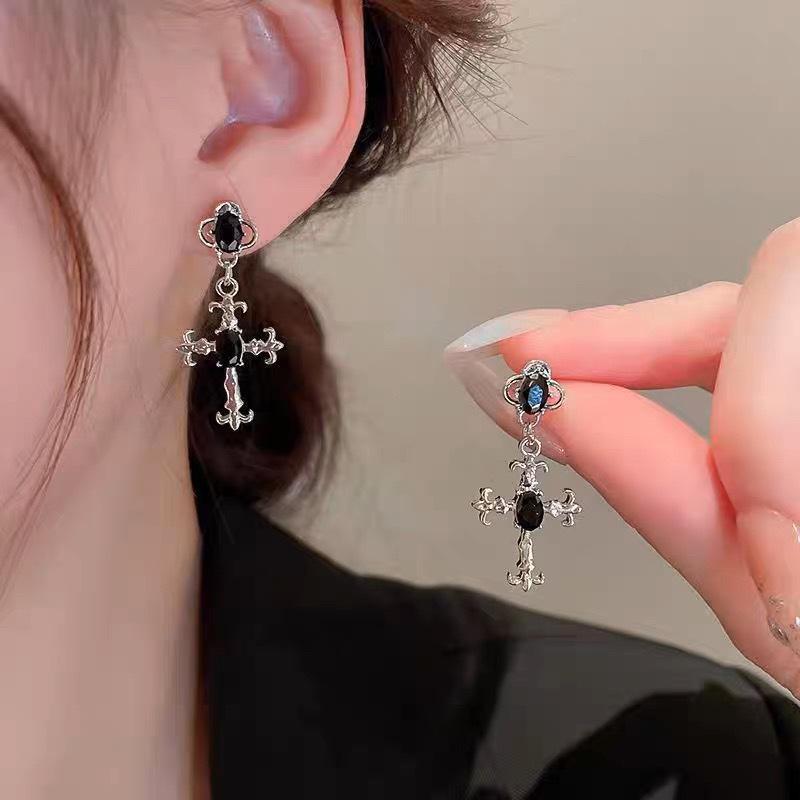 

Серії Dark Series Cross Earrings Модний дизайн Персоналізовані ретро сережки-гвоздики