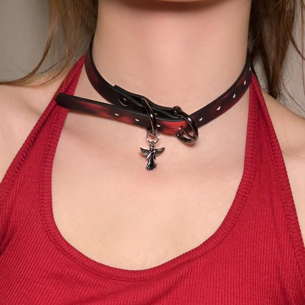 Chique Pittige Meisje Leren Bel Choker Ketting – Uniek Minderheidsontwerp