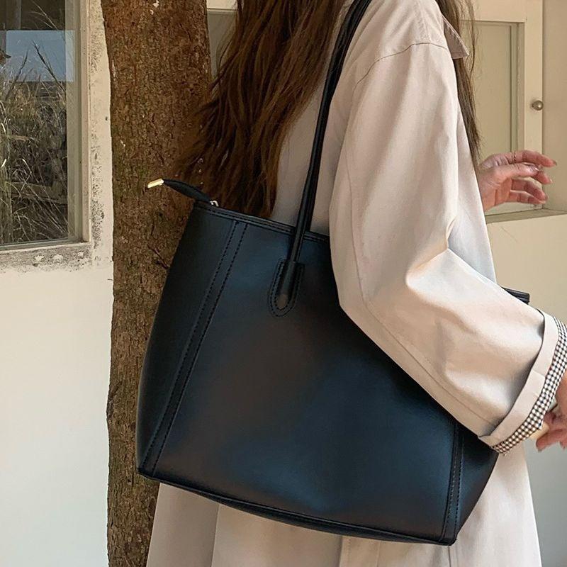 2026 Women New Korean Style Versatile Tote Bag Fashion Shoulder Commute Bag Female Classic Retro Large Capacity Casual Handbag