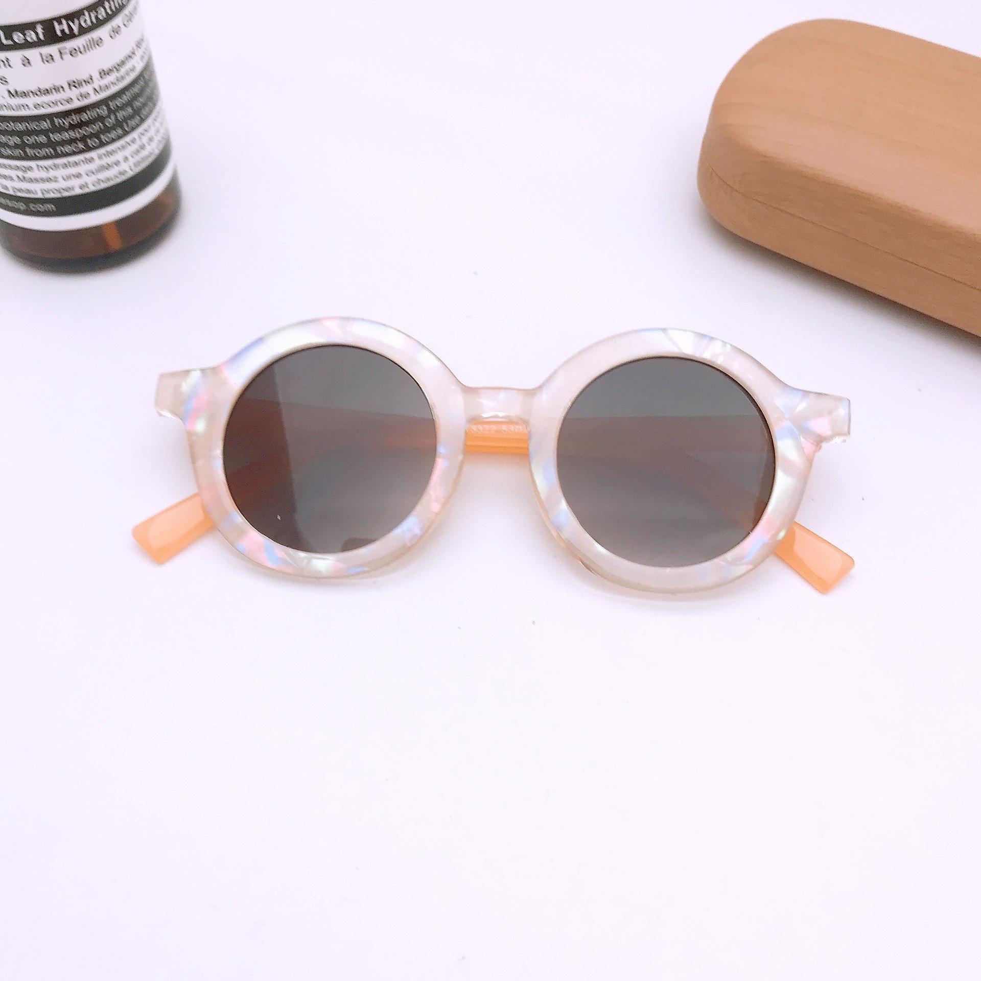 

Детские солнцезащитные очки, модная ретро-круглая оправа, двухцветная сумка для переноски, цветочные персонализированные модные солнцезащитные очки для мальчиков и девочек