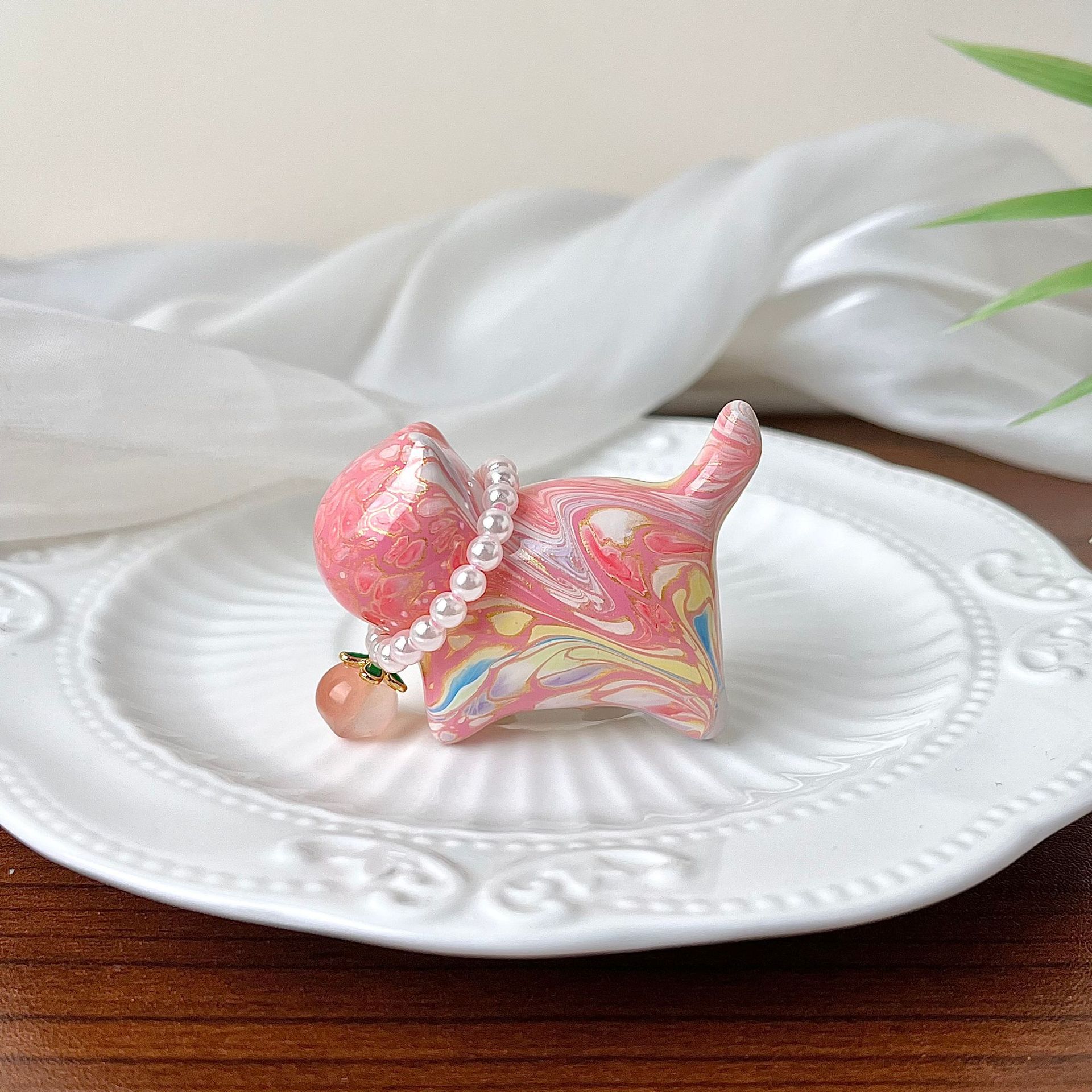 

Lacquer fortune cat, cute cat with lacquer finish, beaded pearl hand-twisted decorative desktop ornament, craft item （Random Color）