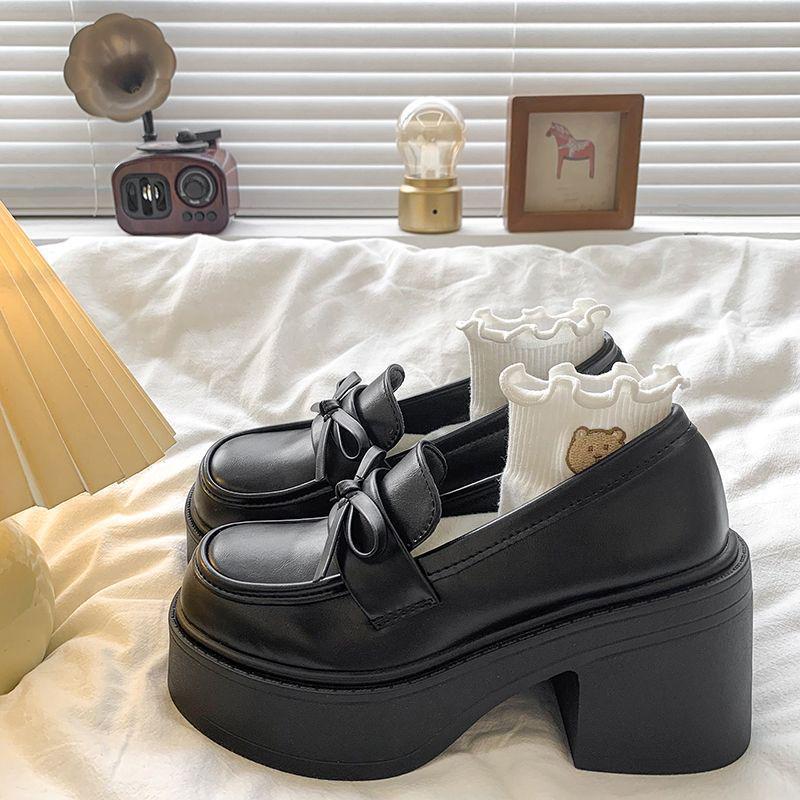 

Женские туфли Мэри Джейн в британском стиле из черной кожи на массивном каблуке - увеличивающие рост, на толстой подошве, коллекция осень 2025. Size 38