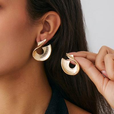 Ingemark 8 Stile Punk Goldfarbe Unregelmäßige Nietenohrringe für Damen Trend Vintage Geometrische Piercing-Ohrringe Party-Schmuck Geschenk