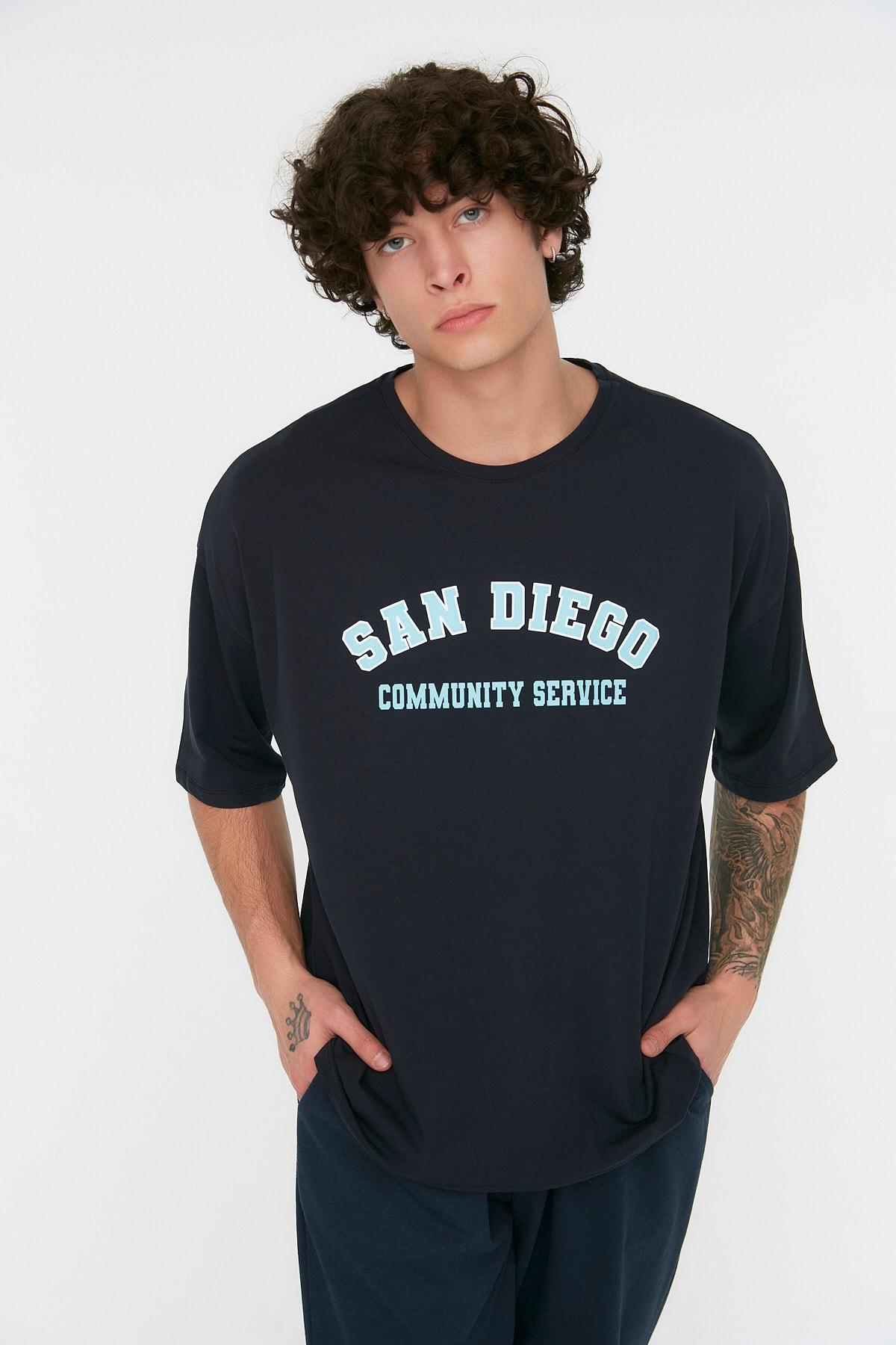 

Темно-синяя мужская футболка оверсайз с круглым вырезом и принтом с коротким рукавом TMNSS21TS1228