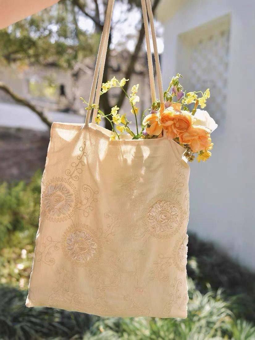 

Объемная вышивка, большая сумка-тоут на плечо с застежкой-присоской.