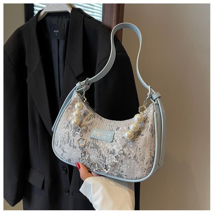 

В этом году популярны сумки-подмышки, переносные сумки на цепочке из жемчуга, модные универсальные женские сумки для поездок на работу, сумки-мессенджеры в заграничном стиле. синий