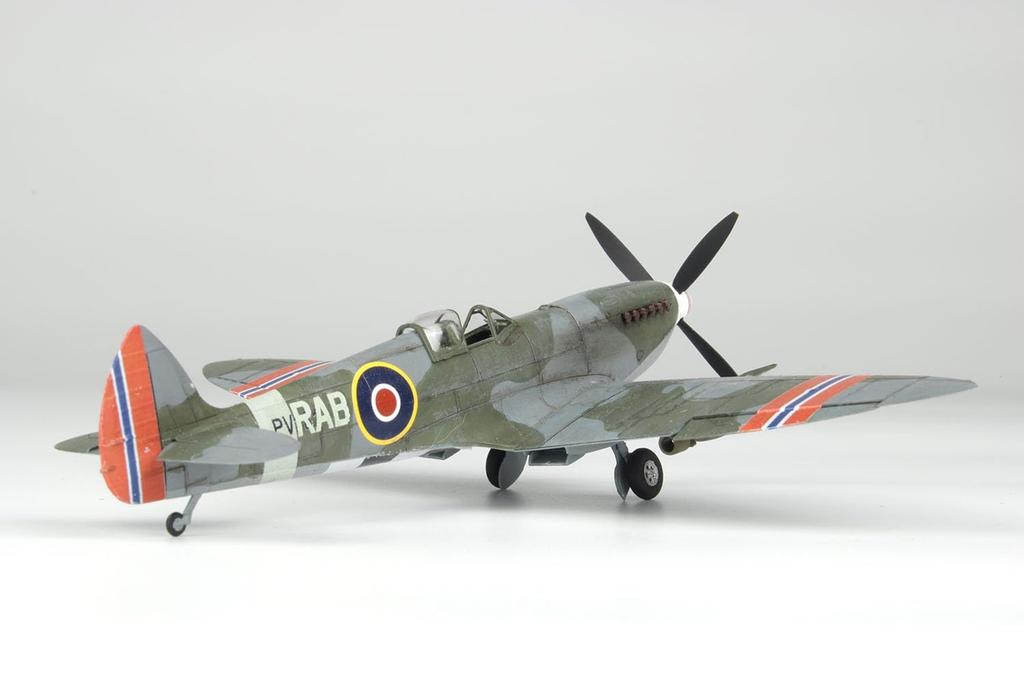 PLATZ 1/72 WWII British Spitfire Mk. IXC Plastic Model Kit with Photo-Etched Parts (AE-30)
