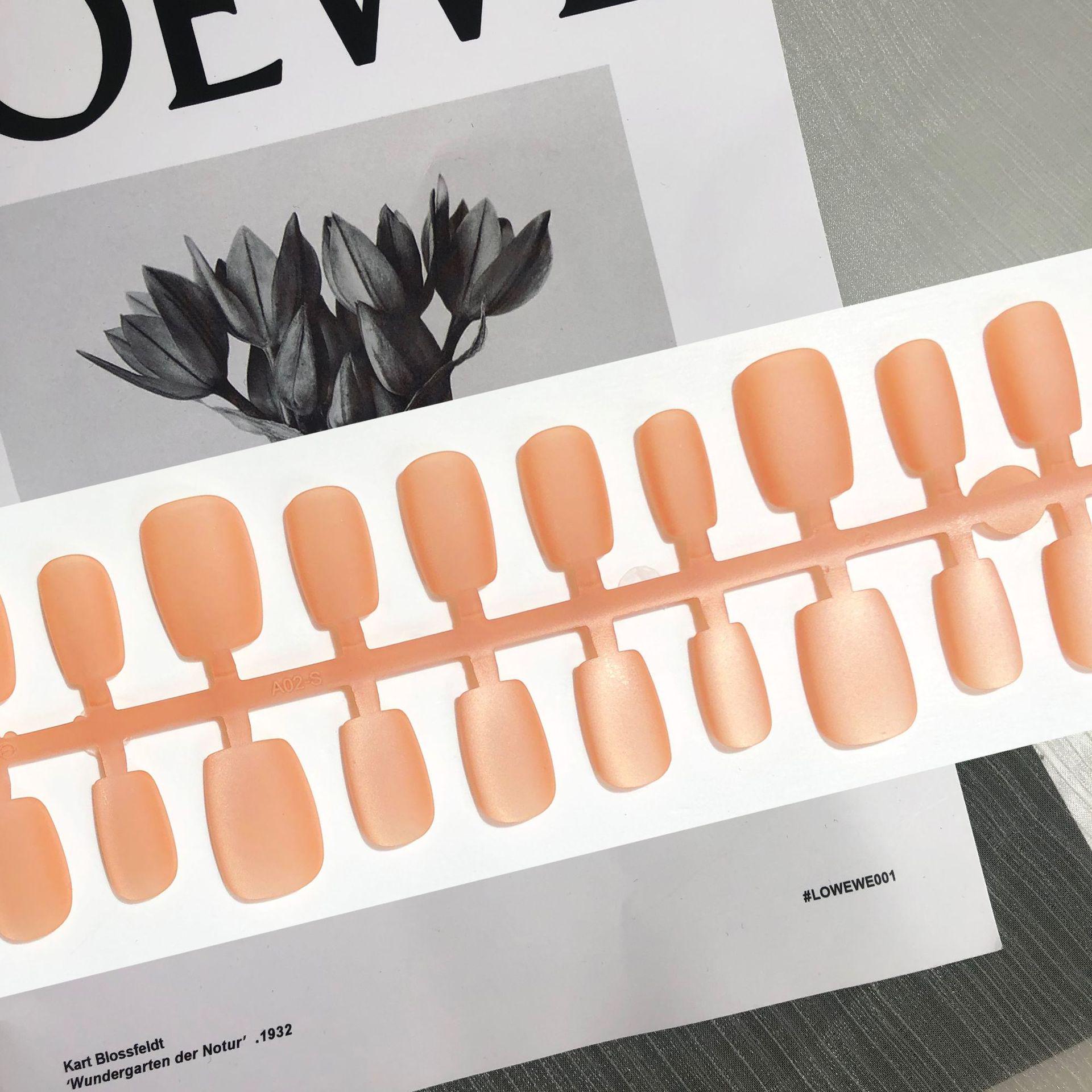 

Матовые бархатно-розовые переливающиеся накладные ногти «кошачий глаз» с отделкой «скраб цвета пасты из красной фасоли»