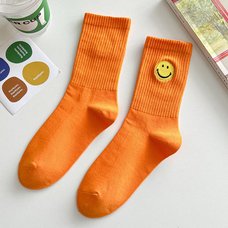 Einfarbige, mittellange Socken mit frischem, lächelndem Gesichtsmuster, schlichtem Design, bequem und atmungsaktiv.