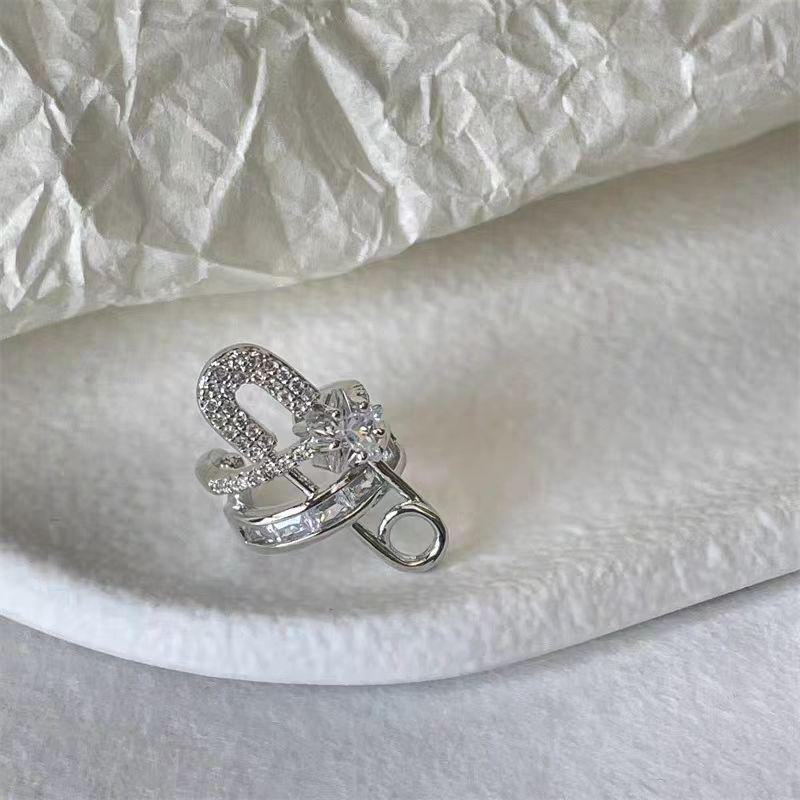 Stylish Diamond Star Brooch Ear Clip: Lightweight, Luxury Design for Men & Women Without Piercings