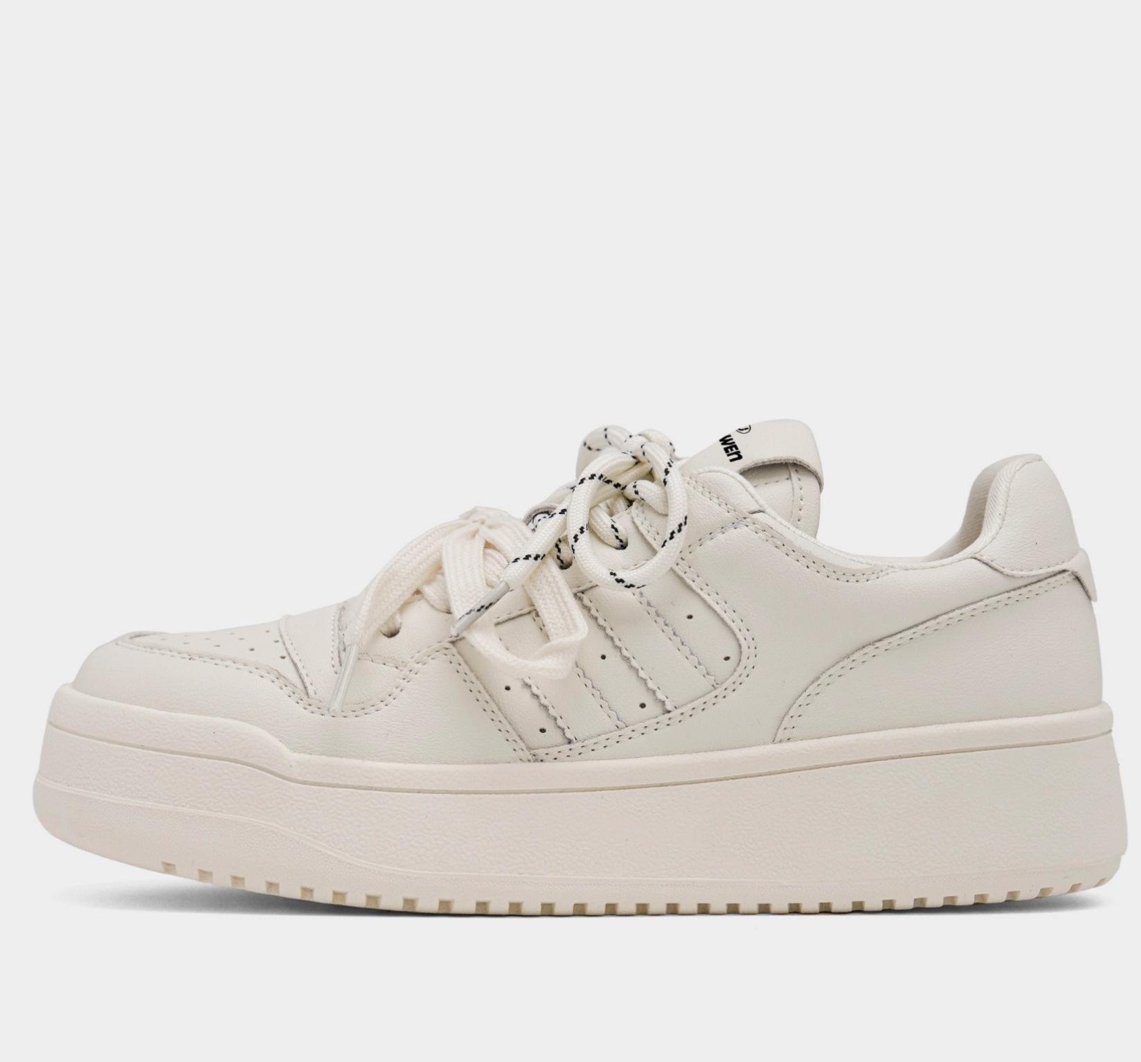 

Retro velvet warm moral training shoes for women in autumn and winter 2025 new leather versatile platform sports and leisure little white shoes 35