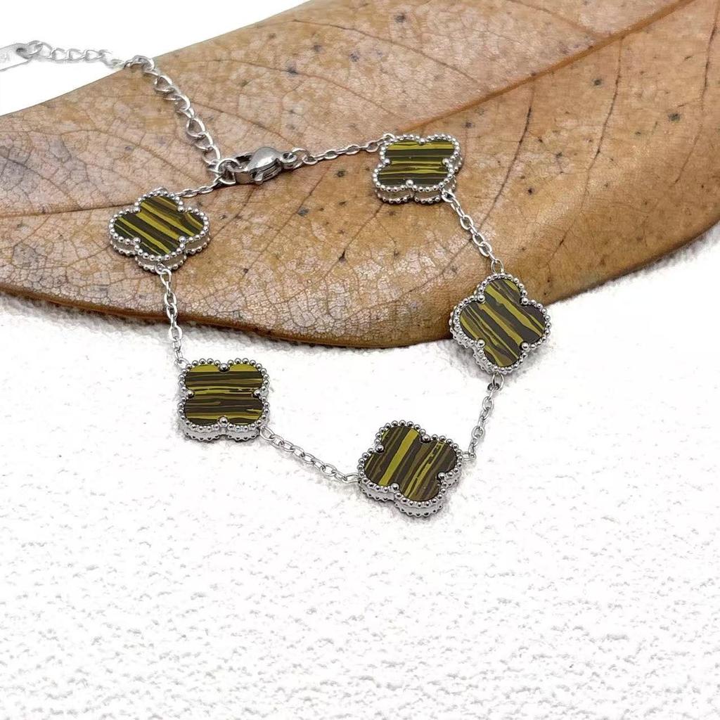 Bracciale con cinque fiori a quadrifoglio da 15 mm, bracciale in acciaio al titanio di alta qualità, versatile e alla moda, gioiello con quadrifoglio portafortuna.