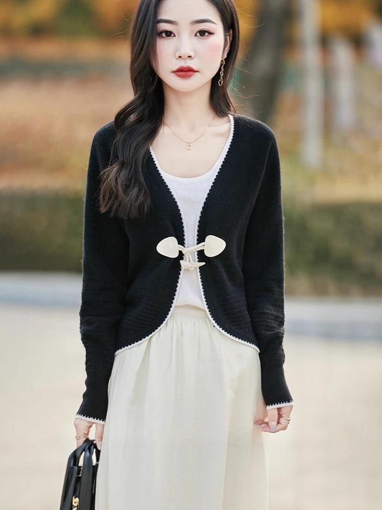 2025 Spring/Autumn Elegant V-Neck Horn Button Color Block Knit Cardigan for Women - Soft, Cozy, and Versatile.