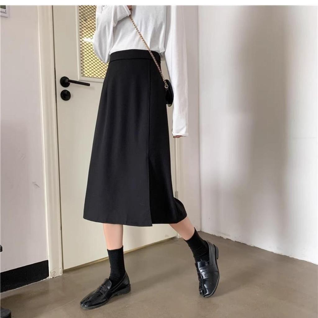 Damen High-End Schwarzer Midi-Rock: Drapierendes, schlankmachendes Bleistift-Design mit hohem Bund und Schlitz für Herbst/Winter 2025.