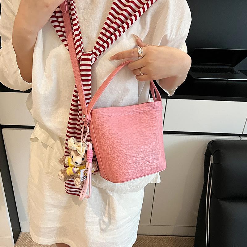 Bøtteveske 2025 sommer ny godterifarget veske allsidig avslappet messenger-veske moteriktig allsidig skulderveske